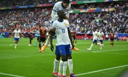 Randal Kolo Muani, au centre, félicité par ses coéquipiers aprÚs l'ouverture du score de la France contre la Belgique lundi en huitiÚme de finale de l'Euro en Allemagne