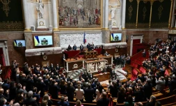 Députés et sénateurs français applaudissent lors d'une visioconférence avec le président ukrainien Volodymyr Zelensky à l'Assemblée nationale à Paris, le 23 mars 2022