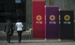 Des personnes arrivent sur le lieu où se déroule la réunion annuelle de l'Apec