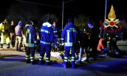 Image fournie par les services de secours de blessés soignés à l'extérieur de la discothèque à Ancône, le 8 décembre 2018