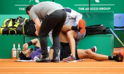 Jo-Wilfried Tsonga, blessé au dos, reçoit des soins, lors du  match contre l'Américain Taylor Fritz au Masters 1000 de Monte-Carlo, le 16 avril 2019