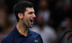 Novak Djokovic exulte à l'issue de sa finale gagnée contre le Canadien Denis Shapovalov au tournoi Masters 1000 de Paris, le 3 novembre 2019