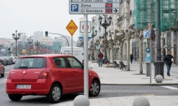 Un panneau indique en tant réel les places disponibles des parkings du centre de Santander en Espagne, le 16 mars 2016