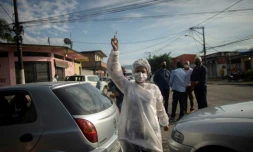 Un infirmiÚre soulÚve un vaccin anti Covid-19 dans un centre de vaccination de Duque de Caxias, Etat de Rio, Brésil, le 30 mars 2021