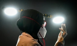 Une infirmière prépare une dose de vaccin contre le Covid-19, le 17 août 2021 à Bombay, en Inde