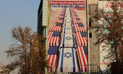 Un panneau d’affichage anti-américain et anti-israélien avec un message du secrétaire du Conseil suprême de sécurité nationale "Prenez garde à vos soldats", après le soutien du président américain aux manifestations antigouvernementales, à Téhéran, en Iran, le 4 janvier 2026