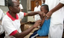 Un enfant se fait vacciner contre la rougeole à Anivorano, le 27 février 2019 à Madagascar