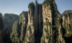 Vue de l'ascenseur extérieur le plus élevé du monde dans le parc forestier de Zhangjiajie dans la province du Hunan, en Chine, le 13 novembre 2020