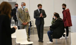 Le président Emmanuel Macron inaugure le premier grand vaccinodrome parisien, Porte de Versailles à Paris, le 6 mai 2021