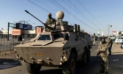Des soldats sud-africains à l'entrée d'un centre commercial de Vosloorus, dans la banlieue de Johannesburg, le 14 juillet 2021