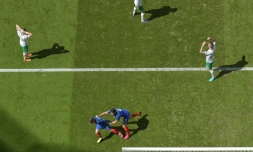 L'attaquant de l'équipe de France Antoine Griezmann vient d'inscrire son 2e but contre l'Eire à Lyon, le 26 juin 2016