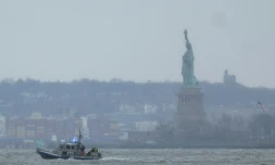 Un navire de la police de New York sur l'Hudson après qu'un hélicoptère s'est abîmé dans le fleuve, le 10 avril 2025
