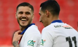 La joie des attaquants argentins du Paris Saint-Germain, Mauro Icardi (g) et Angel Di Maria, après le 4e but marqué par Icardi, lors de la victoire, 5-0 face à Angers, en quart de finale de la Coupe de France, le 21 avril 2021 au Parc des Princes