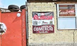Une affiche sur le mur d'une entreprise indique un signe d'affiliation payante à des groupes qui garantissent la sécurité contre l'extorsion à Ecatepec, dans l'État de Mexico, le 2 octobre 2025