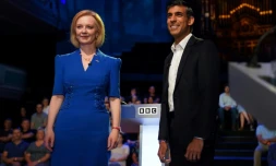 Liz Truss (g) et Rishi Sunak, les deux prétendants à la succession de Boris Johnson au poste de chef des conservateurs et Premier ministre britannique, lors d'un débat télévisé sur la BBC, à Stoke-on-Trent (Royaume-Uni), le 25 juillet 2022