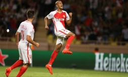 Le dĂ©fenseur brĂ©silien de Monaco Fabinho fĂȘte son penalty rĂ©ussi face Ă Villarreal, le 23 aoĂ»t 2016 Ă Louis-II
