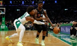 Jimmy Butler du Miami Heat sous la menace de Marcus Smart des Celtics en NBA le 30 mars 2022 Ă Boston
