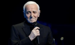 Le chanteur franco-arménien Charles Aznavour chante au Palais des Sports de Paris le 21 décembre 2016