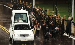 Une photo fournie par la présidence libanaise montre l'arrivée du pape Leo XIV au palais présidentiel, le 30 novembre 2025
