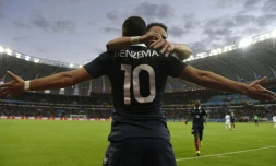 Karim Benzema dans les bras de son coéquipier en équipe de France Mathieu Valbuena après son but face au Honduras lors du Mondial-2014, le 15 juin 2014 à Porto Alegre, au Brésil
