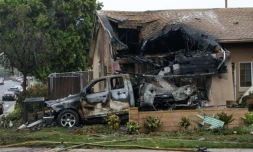 Une maison partiellement détruite après le crash d'un avion privé dans un quartier résidentiel de San Diego, en Californie, le 22 mai 2025