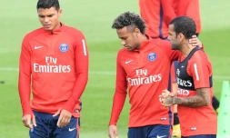 Les joueurs du Paris Saint-Germain s'entraînent, le Brésilien Neymar (au centre), les défenseurs brésiliens Thiago Silva (g.) et Daniel Alves (dr.) au Camp des Loges à Saint-Germain-en-Laye (France) le 11 août 2017