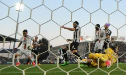 Mathieu Valbuena ouvre le score pour Lyon sur un ballon relâché par le gardien Alexandre Letellier, le 28 avril 2017 au stade Raymond-Kopa