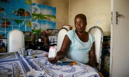 Alice Chenyika, 50 ans, n'a plus les moyens de payer ses médicaments. Chez elle le 5 novembre 2018 à Harare