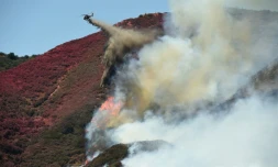 Un hélicoptÚre lutte contre le feu sur les collines de Keenbrook, en Californie, aux Etats-Unis, le 18 août 2016