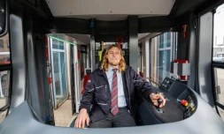 Benedikt Hanne, étudiant de 24 ans, se forme à la conduite d'un tramway à Nuremberg, en Allemagne, le 21 mars 2024