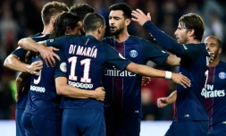 Le Parisien Edinson Cavani félicité par ses coéquipiers aprÚs son but contre Dijon au Parc des Princes, le 20 septembre 2016