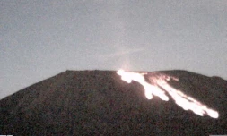 Lundi 14 décembre 2009 - L'éruption volcanique vue du piton de Bert (Photo Observatoire volcanologique)