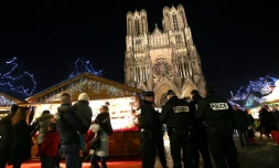 Policiers en patrouille sur le marché de Noël près de la cathédrale Notre-Dame de Reims, le 20 décembrer 2016