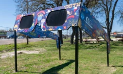 La ville de Dripping Springs, au Texas, se prépare à l'éclipse solaire en exposant des lunettes géantes, le 5 mars 2024