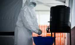 Un membre du personnel médical de l'unité de traitement du virus Ebola, le 12 décembre 2018 à Bwera, en Ouganda, à la frontiÚre avec la RDC