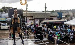 Un mannequin lors de la Kibera Fashion Week, dans le quartier de Kibera Ă Nairobi, le 15 octobre 2023