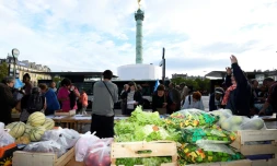 Marché éphémère organisé par le syndicat agricole Modef place de la Bastille à Paris, le 17 août 2017 à Paris