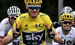 Le maillot jaune Christopher Froome mime ses 4 succès dans le Tour de France, lors de l'ultime étape, en direction de Paris, le 23 juillet 2017 à Paris