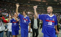 Le Français Robert Pires (c) lors d'un match exhibition au Stade de France le 12 juillet 2008