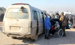 Des Syriens évacués des poches rebelles d'Alep arrivent dans la région de Khan al-Assal, contrôlée par l'opposition, le 19 décembre 2016