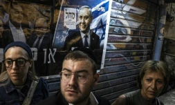 Des partisans du Premier ministre israélien Benjamin Netanyahu devant une affiche le soutenant, le 22 octobre 2026 à Jérusalem
