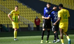 Le capitaine Andrei Girotto et le FC Nantes abattus aprÚs leur défaite devant l'OGC Nice à La Beaujoire, le 4 avril 2021