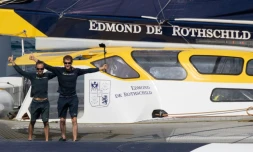 La joie des skippers français Franck Cammas et Charles Caudrelier, après avoir remporté la Transat Jacques Vabre, à bord de leur trimaran "Maxi Edmond de Rothschild" (classe Ultime), le 23 novembre 2021 à Fort-de France