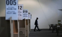 Un employé balaie une salle où des urnes ont été installées pour l'élection présidentielle de dimanche, à Bogota, le 28 mai 2022