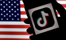 TikTok a bĂąti son succĂšs sur des vidĂ©os courtes oĂč les utilisateurs se mettent en scĂšne et sur ses algorithmes de recommandation