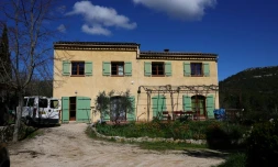 Le mas où vivent les grands-parents du petit Emile, à La Bouilladisse dans le sud de la France le 25 mars 2025