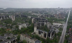 Vue aérienne d'mmeubles détruits à Marioupol, le 18 mai 2022 en Ukraine