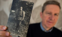 Joachim Mohr tient une photo de son gran-père Maximilian Mohr, soldat de l'infanterie allemande à Lautkirch en 1916. 