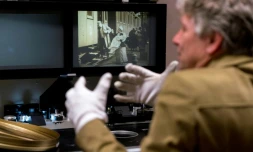 Nikolaus Wostry, chef de la Filmarchiv Austria, regarde le fils "La ville sans juifs", à Laxenburg, en Autriche, le 15 novembre 2016 