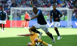 L'attaquant français Kylian Mbappé taclé par l'Australien Aaron Mooy lors du Mondial le 16 juin 2018 à Kazan